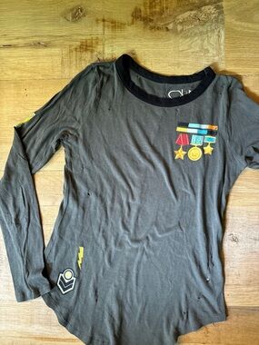 Chaser Distressed Graphic Long Sleeve Tee Small Gray Edgy Star Medal Print